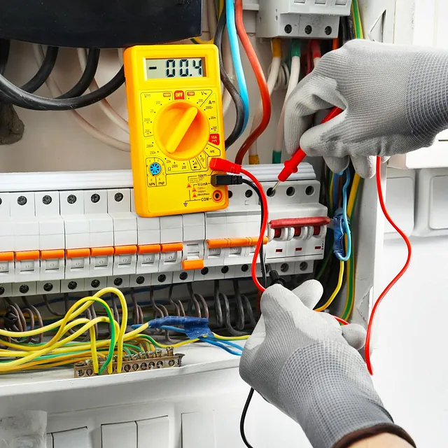 Elektriker bei der Arbeit – Elektroinstallation in einem modernen Wohnhaus Hermann von Kampen GmbH