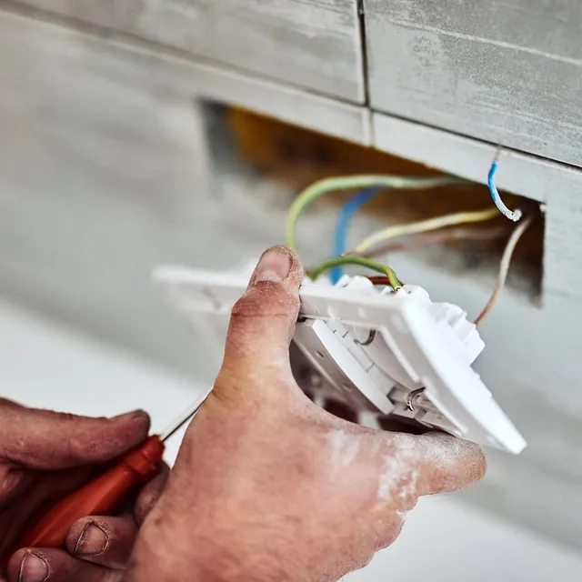 Elektrotechniker prüft Sicherungskasten – Elektroservice in Geesthacht und Umgebung Hermann von Kampen GmbH